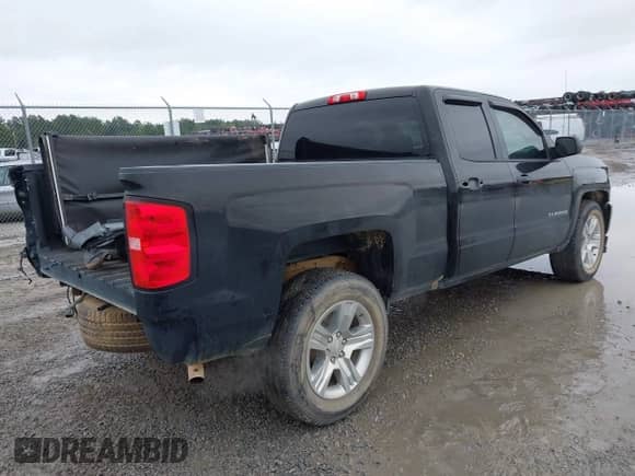 2018 Chevrolet Silverado 1500 Custom z VIN 1GCRCPEC0JZ356018, wystawiony jako IAAI lot #43425403 z przebiegiem 64 996 mil mil oraz . Historia ofert i sprzedaży dostępna na DreamBid. Obrazek 4.