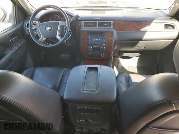 2010 Chevrolet Suburban LTZ with VIN 1GNUKKE30AR162869, listed as a Copart auction lot 68220215 with 195,348 mi miles and Clean title. Bid and sale history available at DreamBid. Image 8.