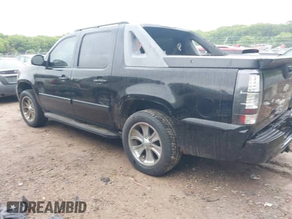 2007 Chevrolet Avalanche 2LT z VIN 3GNEC12J27G196433, wystawiony jako IAAI lot #42361795 z przebiegiem 186 808 mil mil oraz . Historia ofert i sprzedaży dostępna na DreamBid. Obrazek 3.