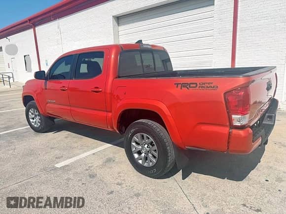 2017 Toyota Tacoma SR5 z VIN 3TMAZ5CN4HM037804, wystawiony jako Copart lot #86278135 z przebiegiem 119 886 mil mil oraz Czysty tytuł • Clean title. Historia ofert i sprzedaży dostępna na DreamBid. Obrazek 3.