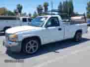 2005 GMC Sierra 1500 Work Truck z VIN 1GTEC14X75Z175455, wystawiony jako IAAI lot #42353284 z przebiegiem 255 724 mil mil oraz . Historia ofert i sprzedaży dostępna na DreamBid. Obrazek 2.