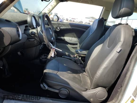 2011 MINI Hardtop with VIN WMWSU3C52BT253034, listed as a Copart auction lot 90109305 with 50,636 mi miles and Salvage title. Bid and sale history available at DreamBid. Image 7.