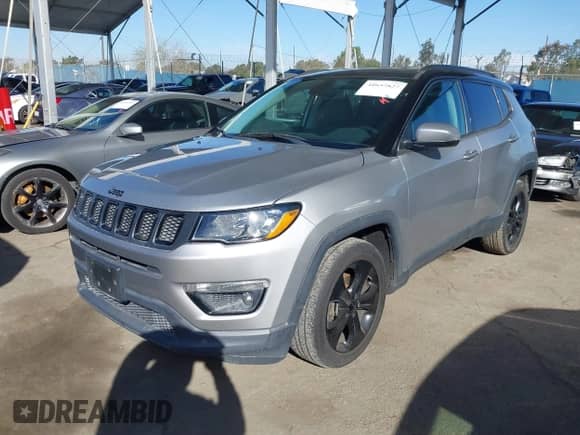 2020 Jeep Compass Latitude z VIN 3C4NJCBB1LT102627, wystawiony jako IAAI lot #41657827 z przebiegiem 68 371 mil mil oraz . Historia ofert i sprzedaży dostępna na DreamBid. Obrazek 2.