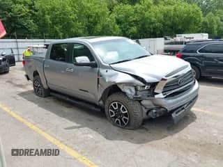 2008 Toyota Tundra Limited z VIN 5TBDV58198S491778, wystawiony jako IAAI lot #42535100 z przebiegiem Nie podano mil oraz . Historia ofert i sprzedaży dostępna na DreamBid. Obrazek 1.