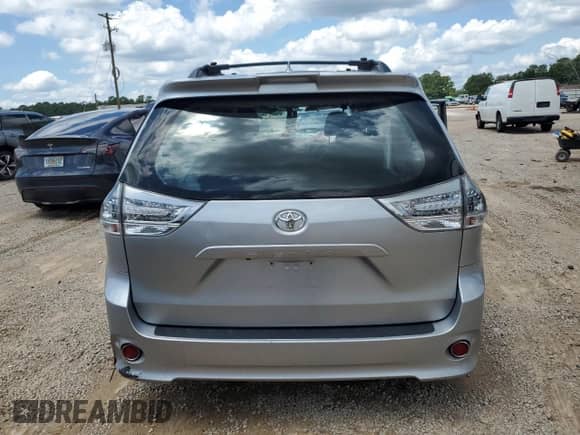 2019 Toyota Sienna SE with VIN 5TDXZ3DC9KS985568, listed as a Copart auction lot 68108065 with 343,336 mi miles and Clean title. Bid and sale history available at DreamBid. Image 6.