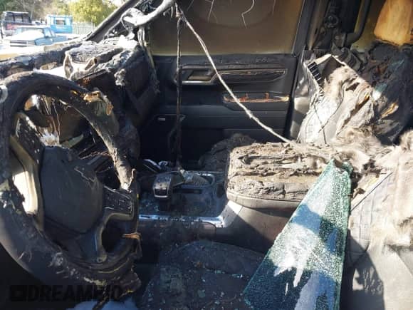 2022 Chevrolet Silverado 1500 RST z VIN 1GCUDEED8NZ558776, wystawiony jako IAAI lot #41374887 z przebiegiem Nie podano mil oraz . Historia ofert i sprzedaży dostępna na DreamBid. Obrazek 5.