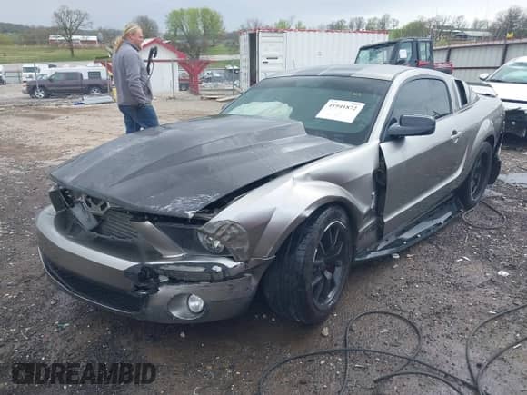 2009 Ford Mustang Shelby GT500 z VIN 1ZVHT88S595137432, wystawiony jako IAAI lot #41941872 z przebiegiem 118 011 mil mil oraz . Historia ofert i sprzedaży dostępna na DreamBid. Obrazek 18.