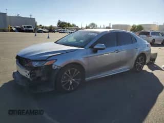 2019 Toyota Camry SE z VIN 4T1B11HK6KU170226, wystawiony jako Copart lot #82595245 z przebiegiem 105 367 mil mil oraz Szkoda całkowita • Salvage title. Historia ofert i sprzedaży dostępna na DreamBid. Obrazek 1.