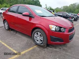 2014 Chevrolet Sonic LT z VIN 1G1JC5SB8E4231275, wystawiony jako IAAI lot #42182323 z przebiegiem 85 516 mil mil oraz . Historia ofert i sprzedaży dostępna na DreamBid. Obrazek 1.