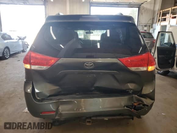 2011 Toyota Sienna LE z VIN 5TDJK3DC9BS017335, wystawiony jako Copart lot #81808295 z przebiegiem 150 626 mil mil oraz Szkoda całkowita • Salvage title. Historia ofert i sprzedaży dostępna na DreamBid. Obrazek 6.