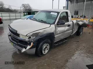 2002 Chevrolet Silverado 2500HD z VIN 1GCHK24GX2E231221, wystawiony jako Copart lot #77471974 z przebiegiem 203 163 mil mil oraz Szkoda całkowita • Salvage title. Historia ofert i sprzedaży dostępna na DreamBid. Obrazek 1.