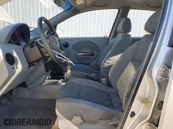 2005 Chevrolet Aveo LS z VIN KL1TD62615B405339, wystawiony jako Copart lot #78485374 z przebiegiem 86 345 mil mil oraz Czysty tytuł • Clean title. Historia ofert i sprzedaży dostępna na DreamBid. Obrazek 7.