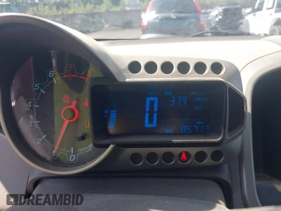 2012 Chevrolet Sonic LT z VIN 1G1JD5SB7C4224456, wystawiony jako IAAI lot #42580202 z przebiegiem 85 713 mil mil oraz . Historia ofert i sprzedaży dostępna na DreamBid. Obrazek 7.