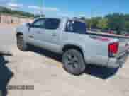 2019 Toyota Tacoma TRD Off Road z VIN 3TMCZ5AN2KM207371, wystawiony jako IAAI lot #43130878 z przebiegiem 104 178 mil mil oraz . Historia ofert i sprzedaży dostępna na DreamBid. Obrazek 3.