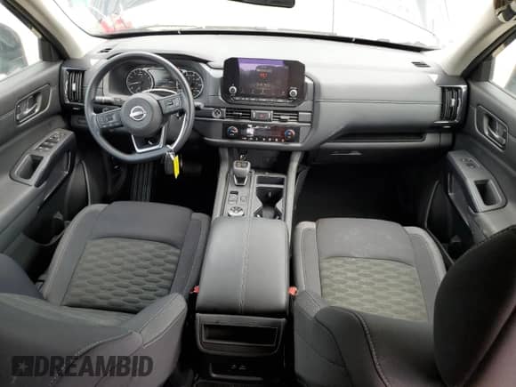 2024 Nissan Pathfinder S z VIN 5N1DR3AC1RC243826, wystawiony jako Copart lot #61145195 z przebiegiem 3 277 mil mil oraz Szkoda całkowita • Salvage title. Historia ofert i sprzedaży dostępna na DreamBid. Obrazek 8.