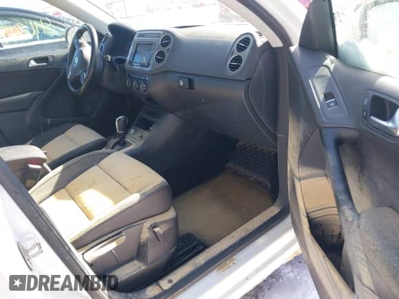 2017 Volkswagen Tiguan Wolfsburg Edition z VIN WVGRV7AX1HK005782, wystawiony jako IAAI lot #41624861 z przebiegiem 114 660 mil mil oraz . Historia ofert i sprzedaży dostępna na DreamBid. Obrazek 5.