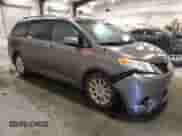 2011 Toyota Sienna LE z VIN 5TDJK3DC7BS017480, wystawiony jako Copart lot #87100075 z przebiegiem 137 697 mil mil oraz Czysty tytuł • Clean title. Historia ofert i sprzedaży dostępna na DreamBid. Obrazek 4.