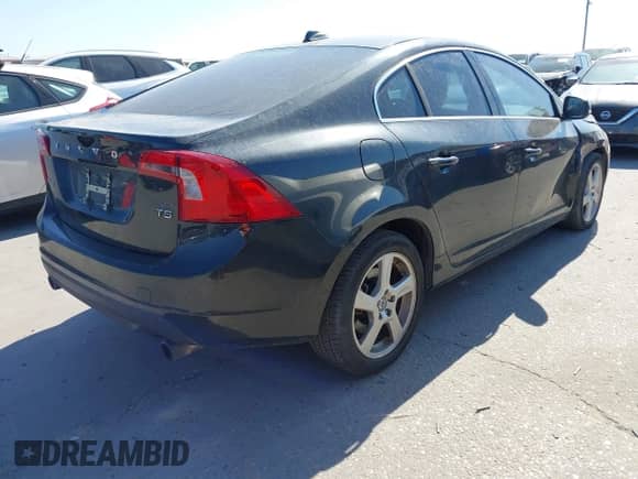 2013 Volvo S60 T5 Premier z VIN YV1612FS6D2185459, wystawiony jako IAAI lot #43426754 z przebiegiem 167 059 mil mil oraz . Historia ofert i sprzedaży dostępna na DreamBid. Obrazek 4.