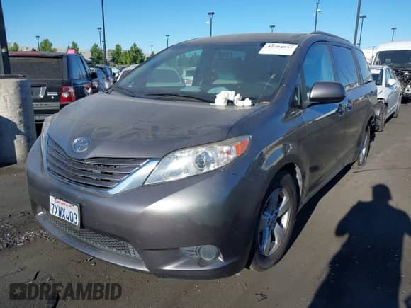 2017 Toyota Sienna LE Auto Access Seat z VIN 5TDKZ3DC8HS841108, wystawiony jako IAAI lot #42794957 z przebiegiem 106 466 mil mil oraz . Historia ofert i sprzedaży dostępna na DreamBid. Obrazek 2.