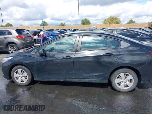 2018 Chevrolet Cruze LS z VIN 1G1BB5SM2J7150497, wystawiony jako IAAI lot #41784487 z przebiegiem 102 927 mil mil oraz . Historia ofert i sprzedaży dostępna na DreamBid. Obrazek 14.