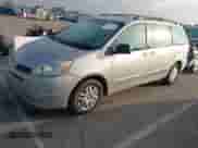 2005 Toyota Sienna CE z VIN 5TDZA23C35S362642, wystawiony jako IAAI lot #43497553 z przebiegiem 226 126 mil mil oraz . Historia ofert i sprzedaży dostępna na DreamBid. Obrazek 2.