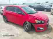 2016 Chevrolet Sonic RS z VIN 1G1JG6SB1G4158098, wystawiony jako IAAI lot #42075726 z przebiegiem 114 045 mil mil oraz . Historia ofert i sprzedaży dostępna na DreamBid. Obrazek 1.