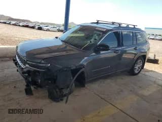 2024 Jeep Grand Cherokee Laredo z VIN 1C4RJHAG2RC260698, wystawiony jako Copart lot #63910615 z przebiegiem 12 339 mil mil oraz Szkoda całkowita • Salvage title. Historia ofert i sprzedaży dostępna na DreamBid. Obrazek 1.