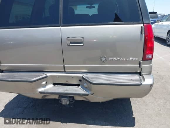 2000 Cadillac Escalade z VIN 1GYEK63RXYR217814, wystawiony jako IAAI lot #42528711 z przebiegiem 347 863 mil mil oraz . Historia ofert i sprzedaży dostępna na DreamBid. Obrazek 18.