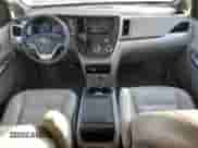 2015 Toyota Sienna LE z VIN 5TDJK3DC1FS106712, wystawiony jako Copart lot #70705045 z przebiegiem 270 747 mil mil oraz Szkoda całkowita • Salvage title. Historia ofert i sprzedaży dostępna na DreamBid. Obrazek 8.