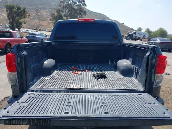 2010 Toyota Tundra Limited z VIN 5TFFY5F12AX097095, wystawiony jako IAAI lot #42173156 z przebiegiem 203 776 mil mil oraz . Historia ofert i sprzedaży dostępna na DreamBid. Obrazek 17.