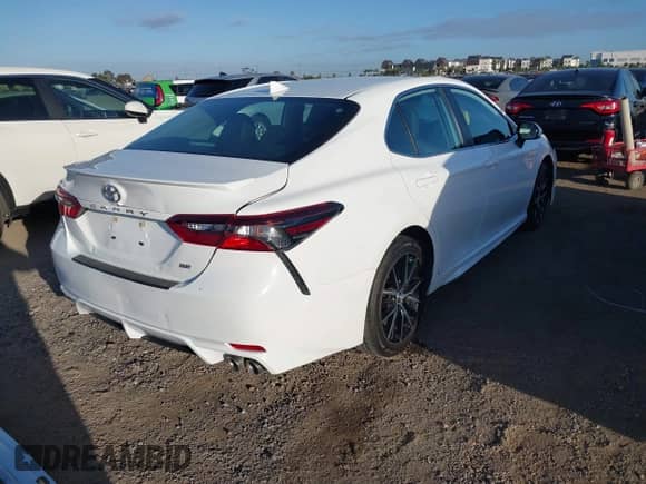 2023 Toyota Camry SE z VIN 4T1G11AK9PU754112, wystawiony jako IAAI lot #43452531 z przebiegiem 22 250 mil mil oraz . Historia ofert i sprzedaży dostępna na DreamBid. Obrazek 4.