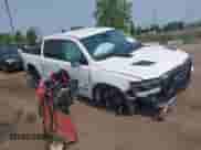 2022 Ram 1500 Rebel z VIN 1C6SRFLT5NN318494, wystawiony jako IAAI lot #42413194 z przebiegiem 59 458 mil mil oraz . Historia ofert i sprzedaży dostępna na DreamBid. Obrazek 1.