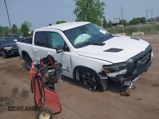 2022 Ram 1500 Rebel z VIN 1C6SRFLT5NN318494, wystawiony jako IAAI lot #42413194 z przebiegiem 59 458 mil mil oraz . Historia ofert i sprzedaży dostępna na DreamBid. Obrazek 1.