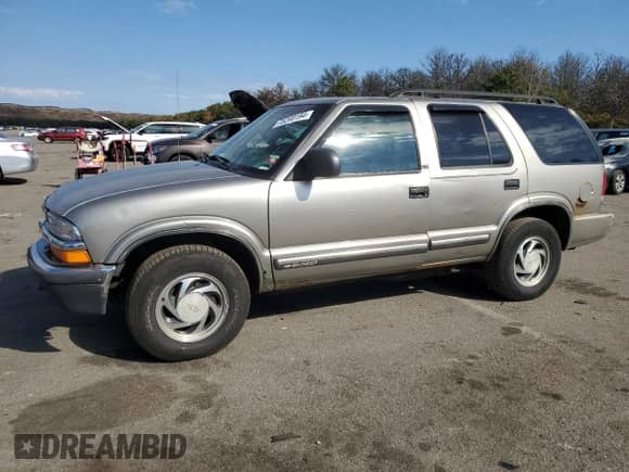 2000 Chevrolet Blazer LT z VIN 1GNDT13W9Y2101950, wystawiony jako Copart lot #75248194 z przebiegiem 241 827 mil mil oraz Czysty tytuł • Clean title. Historia ofert i sprzedaży dostępna na DreamBid. Obrazek 1.