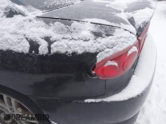 2004 Chevrolet Cavalier LS Sport z VIN 1G1JH12F247159399, wystawiony jako IAAI lot #41565271 z przebiegiem Nie podano mil oraz . Historia ofert i sprzedaży dostępna na DreamBid. Obrazek 6.