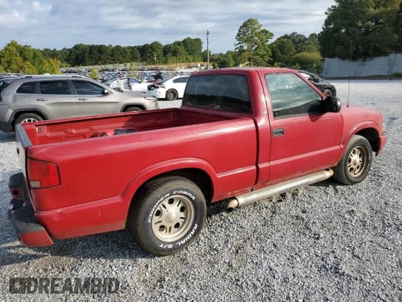 1998 Chevrolet S-10 LS z VIN 1GCCS14X2WK207801, wystawiony jako Copart lot #71512945 z przebiegiem 319 657 mil mil oraz Szkoda całkowita • Salvage title. Historia ofert i sprzedaży dostępna na DreamBid. Obrazek 3.