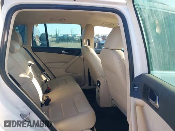 2012 Volkswagen Tiguan S с VIN WVGBV7AX2CW588558, выставлен на аукционе IAAI как лот 42359015 с пробегом 200 070 миль миль и . История ставок и продаж доступна на DreamBid. Изображение 8.