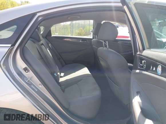 2011 Hyundai Sonata Hybrid z VIN KMHEC4A4XBA003406, wystawiony jako IAAI lot #43193469 z przebiegiem 138 641 mil mil oraz . Historia ofert i sprzedaży dostępna na DreamBid. Obrazek 8.