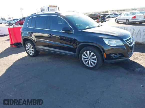 2011 Volkswagen Tiguan S z VIN WVGAV7AX3BW528783, wystawiony jako IAAI lot #43495326 z przebiegiem 156 400 mil mil oraz . Historia ofert i sprzedaży dostępna na DreamBid. Obrazek 1.