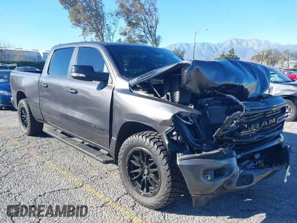 2020 Ram 1500 Big Horn z VIN 1C6SRFMT6LN118624, wystawiony jako IAAI lot #41297156 z przebiegiem 64 607 mil mil oraz . Historia ofert i sprzedaży dostępna na DreamBid. Obrazek 1.