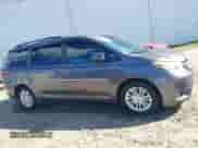 2015 Toyota Sienna XLE z VIN 5TDYK3DCXFS655064, wystawiony jako IAAI lot #43445181 z przebiegiem 235 268 mil mil oraz . Historia ofert i sprzedaży dostępna na DreamBid. Obrazek 13.