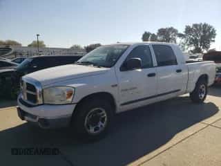 2007 Dodge 1500 SLT z VIN 3D7KR19D97G701979, wystawiony jako Copart lot #90297205 z przebiegiem 250 588 mil mil oraz Szkoda całkowita • Salvage title. Historia ofert i sprzedaży dostępna na DreamBid. Obrazek 1.