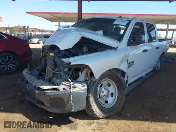 2020 Ram 1500 Tradesman z VIN 3C6RR7KG8LG253820, wystawiony jako IAAI lot #42830659 z przebiegiem 136 913 mil mil oraz . Historia ofert i sprzedaży dostępna na DreamBid. Obrazek 2.