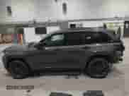 2024 Jeep Grand Cherokee z VIN 1C4RJYB60R8509704, wystawiony jako IAAI lot #41864520 z przebiegiem 11 034 mil mil oraz . Historia ofert i sprzedaży dostępna na DreamBid. Obrazek 15.