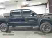 2023 Toyota Tacoma SR z VIN 3TMCZ5AN2PM574939, wystawiony jako IAAI lot #43279479 z przebiegiem 29 535 mil mil oraz . Historia ofert i sprzedaży dostępna na DreamBid. Obrazek 14.