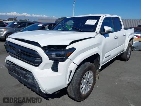 2024 Toyota Tacoma TRD Off Road с VIN 3TMLB5JN5RM057125, выставлен на аукционе IAAI как лот 43274488 с пробегом 22 542 миль миль и . История ставок и продаж доступна на DreamBid. Изображение 17.