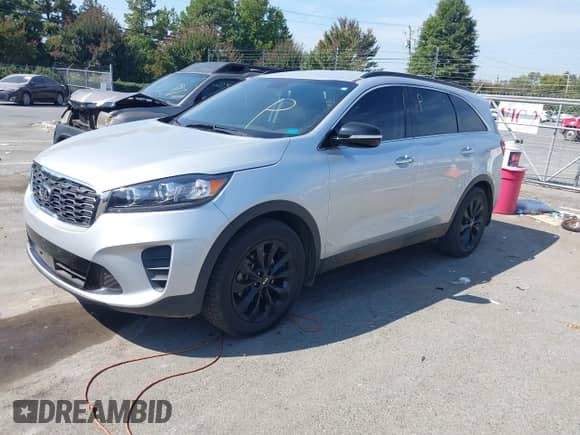 2020 Kia Sorento LX z VIN 5XYPG4A57LG710216, wystawiony jako IAAI lot #43276145 z przebiegiem 76 334 mil mil oraz . Historia ofert i sprzedaży dostępna na DreamBid. Obrazek 2.