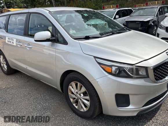 2017 Kia Sedona L z VIN KNDMA5C14H6284063, wystawiony jako Copart lot #81251425 z przebiegiem 200 393 mil mil oraz Czysty tytuł • Clean title. Historia ofert i sprzedaży dostępna na DreamBid. Obrazek 1.