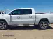 2020 Ram 1500 Laramie z VIN 1C6SRFJT1LN349533, wystawiony jako IAAI lot #42674840 z przebiegiem 134 213 mil mil oraz . Historia ofert i sprzedaży dostępna na DreamBid. Obrazek 15.