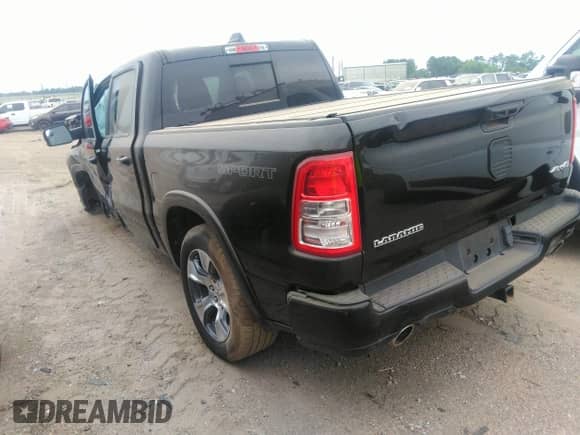 2020 Ram 1500 Laramie z VIN 1C6SRFJT7LN328900, wystawiony jako IAAI lot #42640032 z przebiegiem 81 581 mil mil oraz . Historia ofert i sprzedaży dostępna na DreamBid. Obrazek 3.